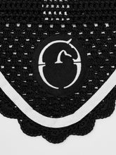 LEEDS HORSE EAR BONNET - Black/white | Vestrum