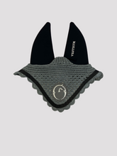 LEEDS SOUNDLESS HORSE EAR BONNET - Black/white | Vestrum
